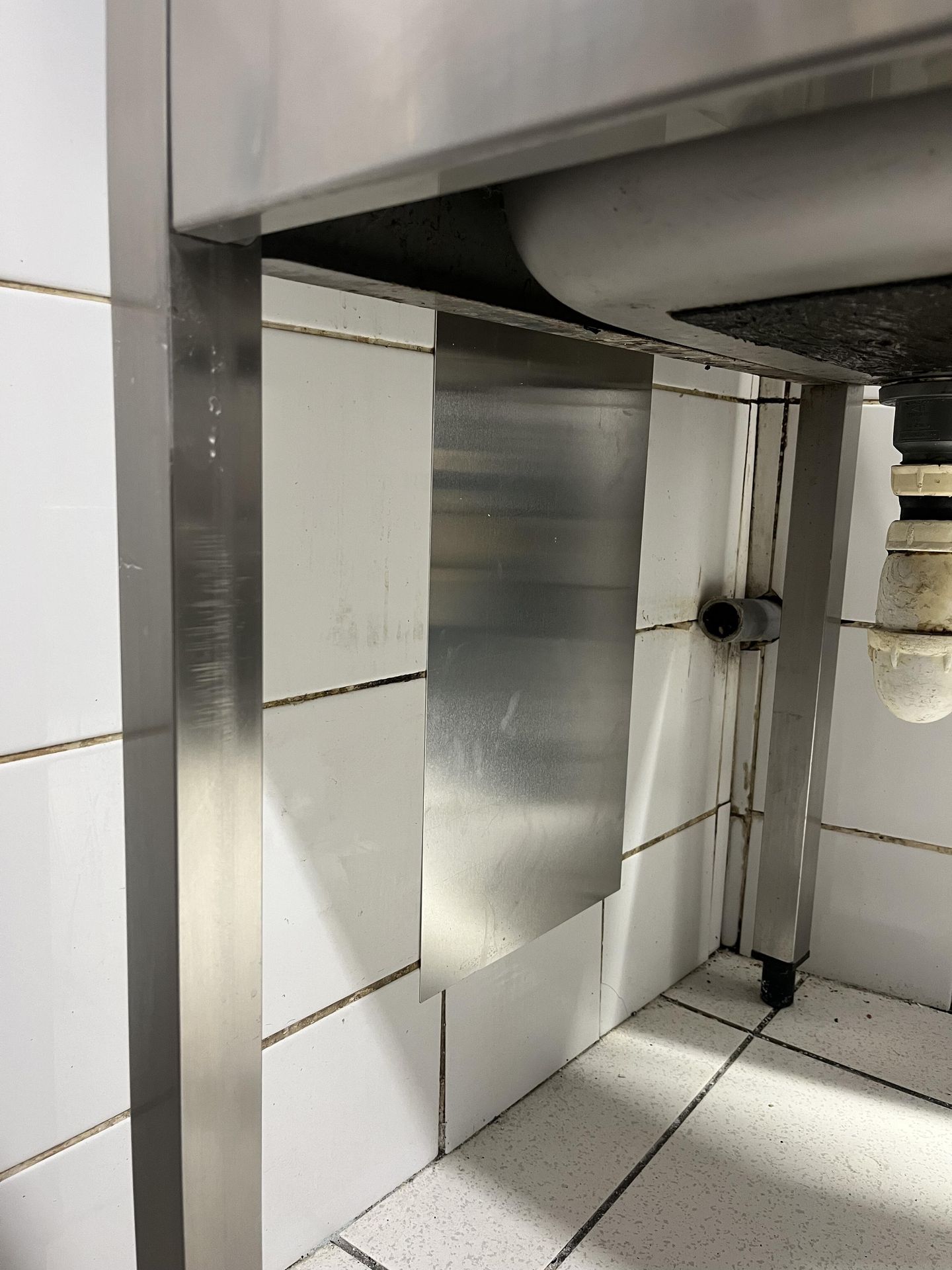 Ouverture refermée par une tôle inox