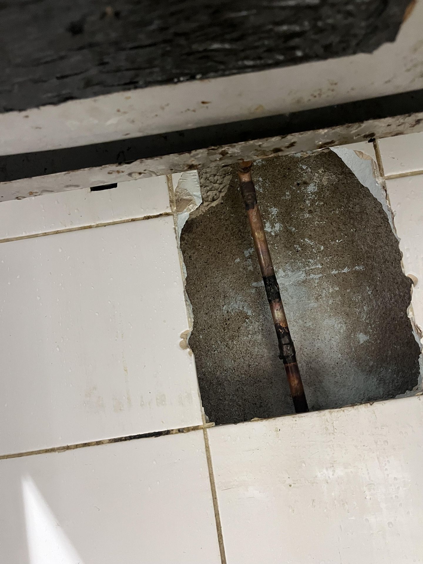Canalisation en cuivre dégagée dans le mur